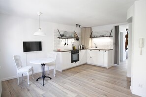 Apartment Evelyn | Private kitchen | Fridge, stovetop, coffee/tea maker, electric kettle - Boutique Charme Apartments 10 (Baden-Baden)
