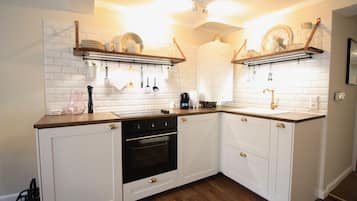 Apartment Maxim | Private kitchen | Fridge, stovetop, coffee/tea maker, electric kettle