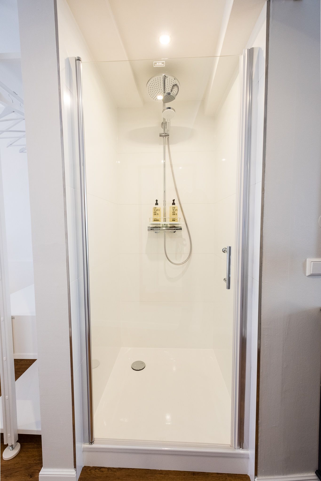 Apartment Claire | Bathroom | Hair dryer, towels, soap, shampoo