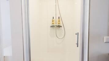 Apartment Claire | Phòng tắm | Máy sấy tóc, khăn tắm, xà phòng, dầu gội