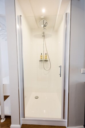 Apartment Claire | Bathroom | Hair dryer, towels, soap, shampoo - Boutique Charme Apartments 10 (Baden-Baden)