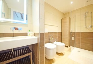 Apartment, 1 Schlafzimmer | Badezimmer | Dusche, Haartrockner, Bidet, Handtücher