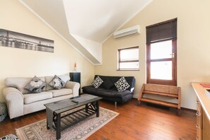 Exclusive Apartment | Ruang tamu | TV skrin rata 