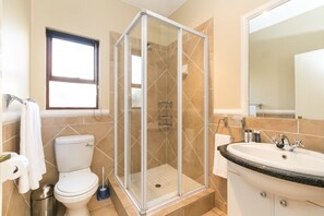 エクスクルーシブ アパートメント | バスルーム | バスアメニティ (無料)、ヘアドライヤー、タオル、シャンプー