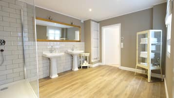 Apartment No_3 | Phòng tắm | Buồng tắm vòi sen, máy sấy tóc, khăn tắm, xà phòng