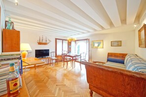 Appartement, 1 chambre, vue canal | Coin séjour