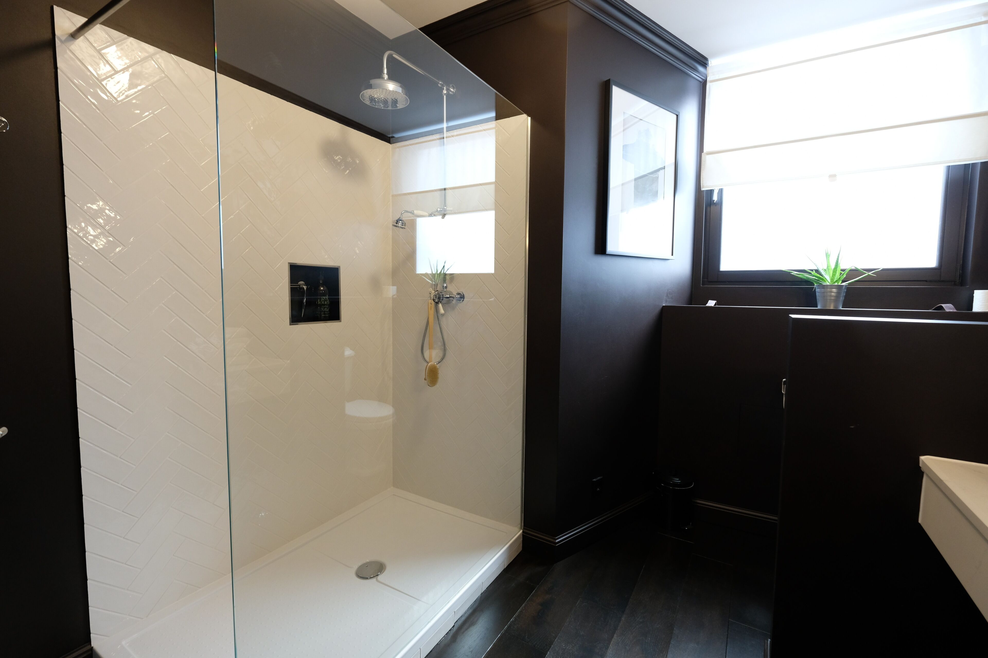 Apartment Justine | Badkamer | Een douche, een haardroger, handdoeken, zeep