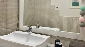 Deluxe Apartment, 1 Bedroom, Non Smoking, Kitchen | Bathroom sink