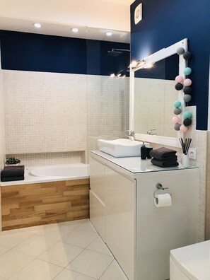 Apartament Deluxe, 1 dormitori, no fumadors, cuina | Bany | Combinació de dutxa i banyera i capçal de dutxa tipus cascada