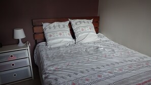Iron/ironing board, free WiFi, bed sheets