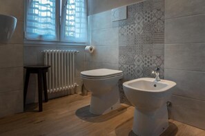 A modern bathroom with a toilet, bidet, and radiator. - La Rosa Tra i Laghi B&B (Meina)