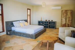 Design Double Room, 1 King Bed, Sea View | Premium bedding, minibar, in-room safe, individually decorated - Dolce Vita Guest House (Paraipaba)