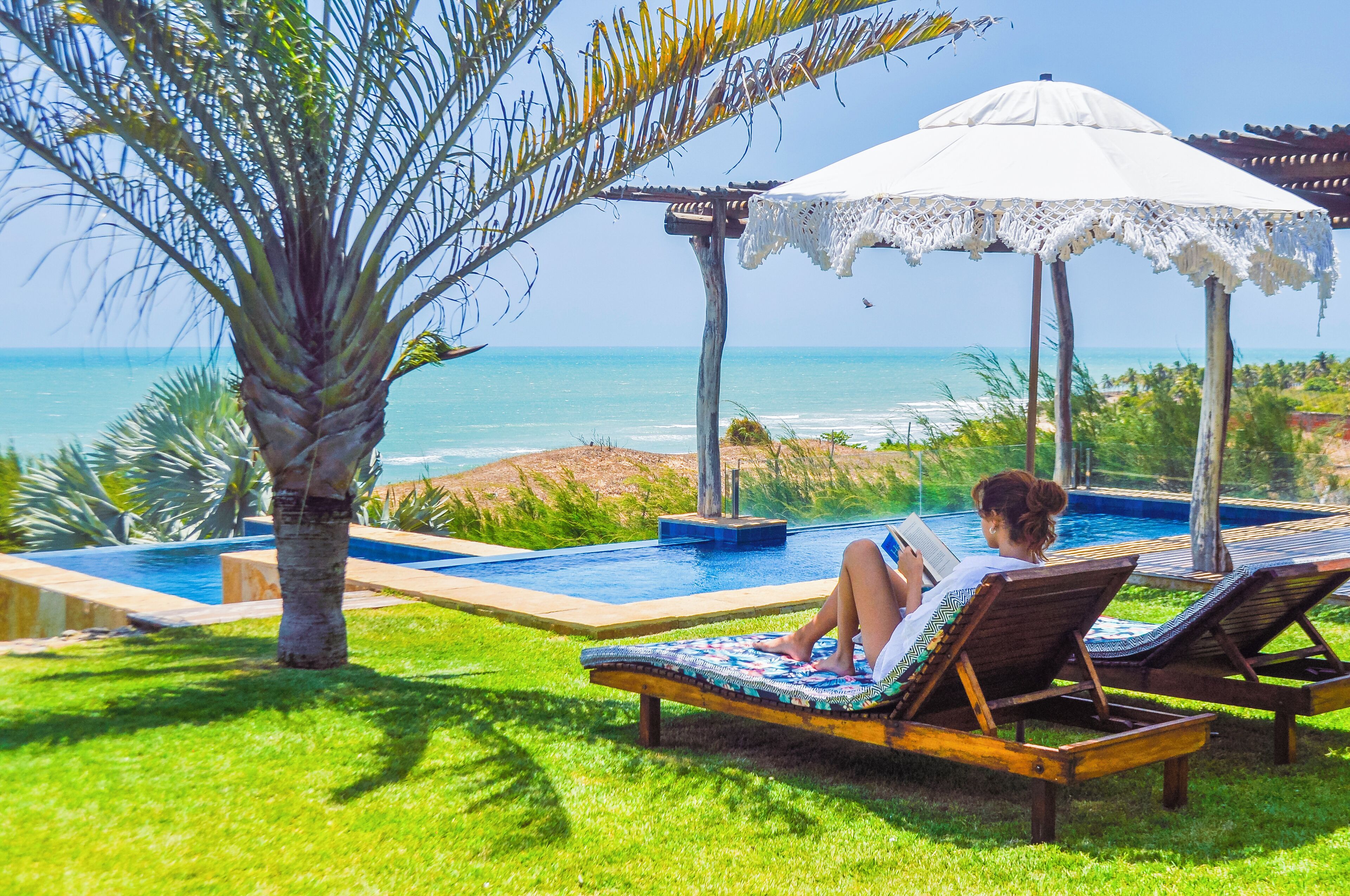 Utomhuspool och solstolar