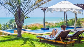 Een buitenzwembad en ligstoelen