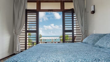 Habitación doble superior (Vista para o Mar) | Ropa de cama de alta calidad y minibar