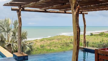 Hồ bơi ngoài trời, ghế dài tắm nắng