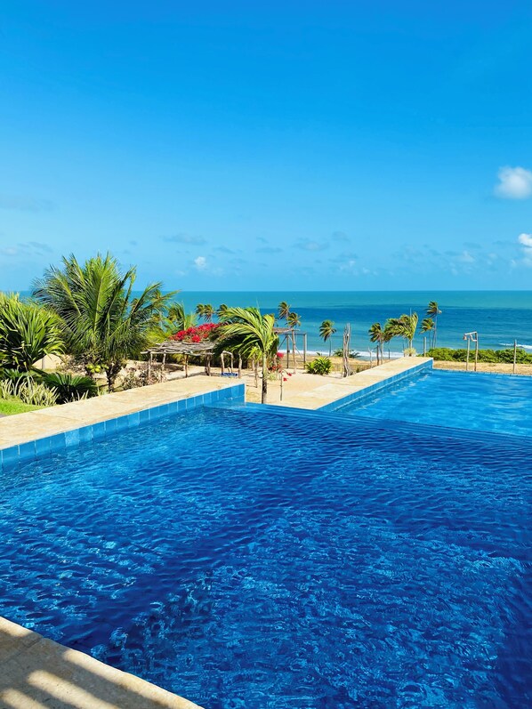 Piscine extérieure, chaises longues