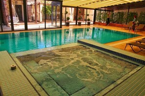 Sisäuima-allas, ulkouima-allas, aurinkovarjoja, aurinkotuoleja