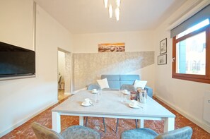 Appartement, 1 chambre | Aire de séjour | Téléviseur à écran plat