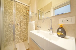 Apartamento, 1 quarto | Banheiro | Chuveiro, chuveiro com efeito de chuva, secador de cabelo 