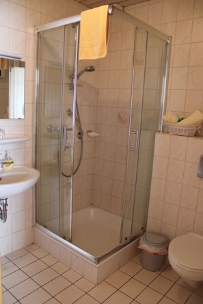 Apartament, bany privat | Bany | Dutxa, articles de tocador gratuïts, assecador de cabells i tovalloles 