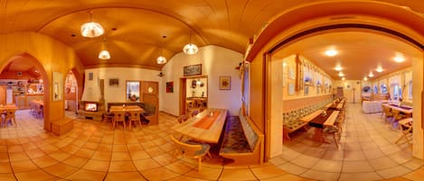 Aperto a colazione, pranzo e cena, cucina tedesca