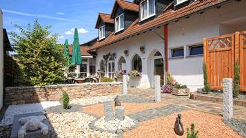 ์์นจ ์์ฌ, ์ ์ฌ ์์ฌ, ์ ๋
์์ฌ ์ ๊ณต, ๋
์ผ ์๋ฆฌ