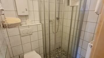 Double Room | Bathroom | Shower, free toiletries, hair dryer, towels