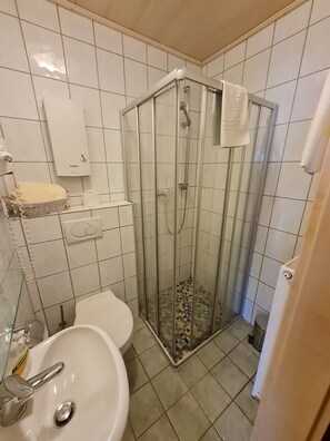 Double Room | Bathroom | Shower, free toiletries, hair dryer, towels