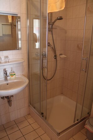 Apartment, Private Bathroom | Bathroom | Shower, free toiletries, hair dryer, towels - Zur Rotenfelsstube (Traisen)