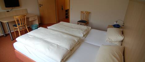 Habitación básica doble | Escritorio, espacio para trabajar con laptop y cortinas blackout