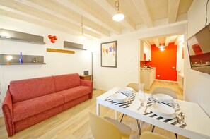 Appartement, 1 chambre | Aire de séjour | Téléviseur à écran plat