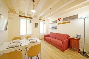 Appartement, 1 chambre | Aire de séjour | Téléviseur à écran plat