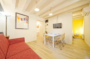 Appartement, 1 chambre | Aire de séjour | Téléviseur à écran plat