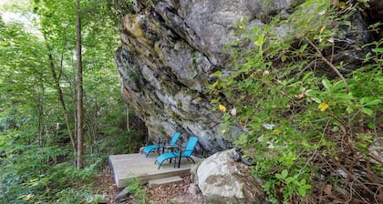 Rentoudu joen rannalla Dahlonegan Pohjois-Georgian vuoristossa