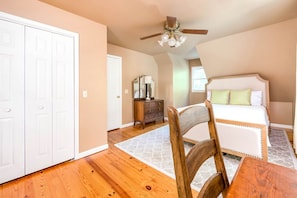 4 bedrooms, desk, iron/ironing board, free WiFi