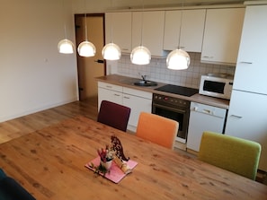 Kühlschrank, Ofen, Herdplatte, Wasserkocher mit Kaffee-/Teezubehör