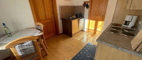 Fridge, microwave, oven, coffee/tea maker