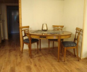 Apartment, 1 Schlafzimmer, Balkon | Essbereich im Zimmer