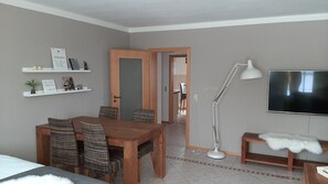 Apartment, 1 Schlafzimmer, Balkon | Wohnbereich | Flachbildfernseher