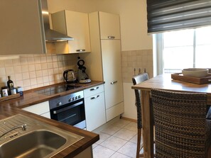 Departamento, 1 habitación, balcón | Cocina privada | Refrigerador, microondas, horno y parrilla de estufa 