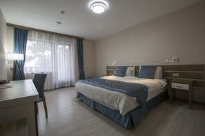 Minibar, caja de seguridad en la habitación y escritorio 