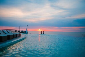 Una piscina techada, una piscina al aire libre