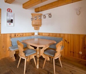 Apartment, 1 Schlafzimmer, Balkon | Essbereich im Zimmer