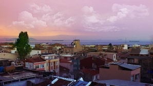 A coastal cityscape with buildings and a clear sky. - Naz Hotel (Istanbul)