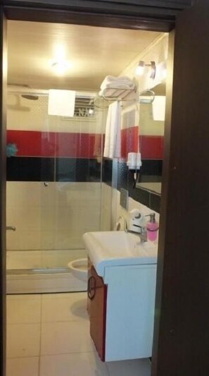 Shower, hydromassage showerhead, hair dryer, towels - Naz Hotel (Istanbul)