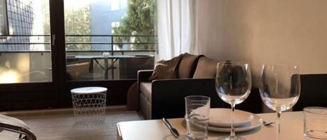 Departamento, 1 habitación, balcón | Área de sala de estar | Televisión de pantalla plana