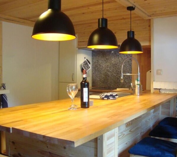 Apartment, 4 Schlafzimmer | Essbereich im Zimmer