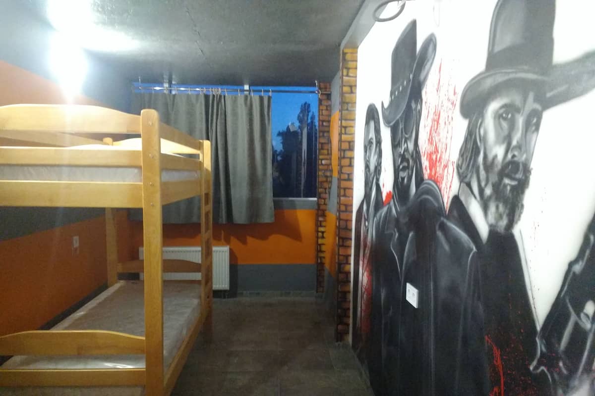 Caja de seguridad en la habitación y tabla de planchar con plancha