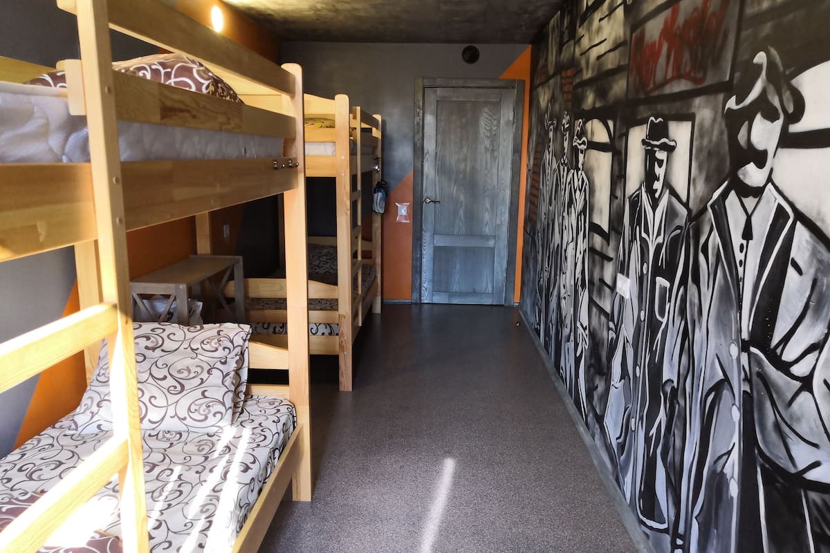 Caja de seguridad en la habitación y tabla de planchar con plancha